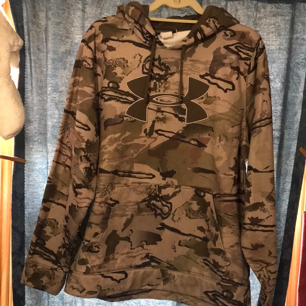 Men’s Under Armour sweatshirt